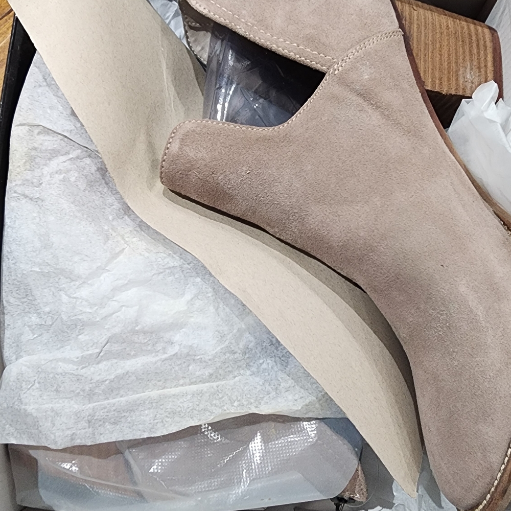 Blondo Womens Leather Ankle Boot Size 11. New In Box